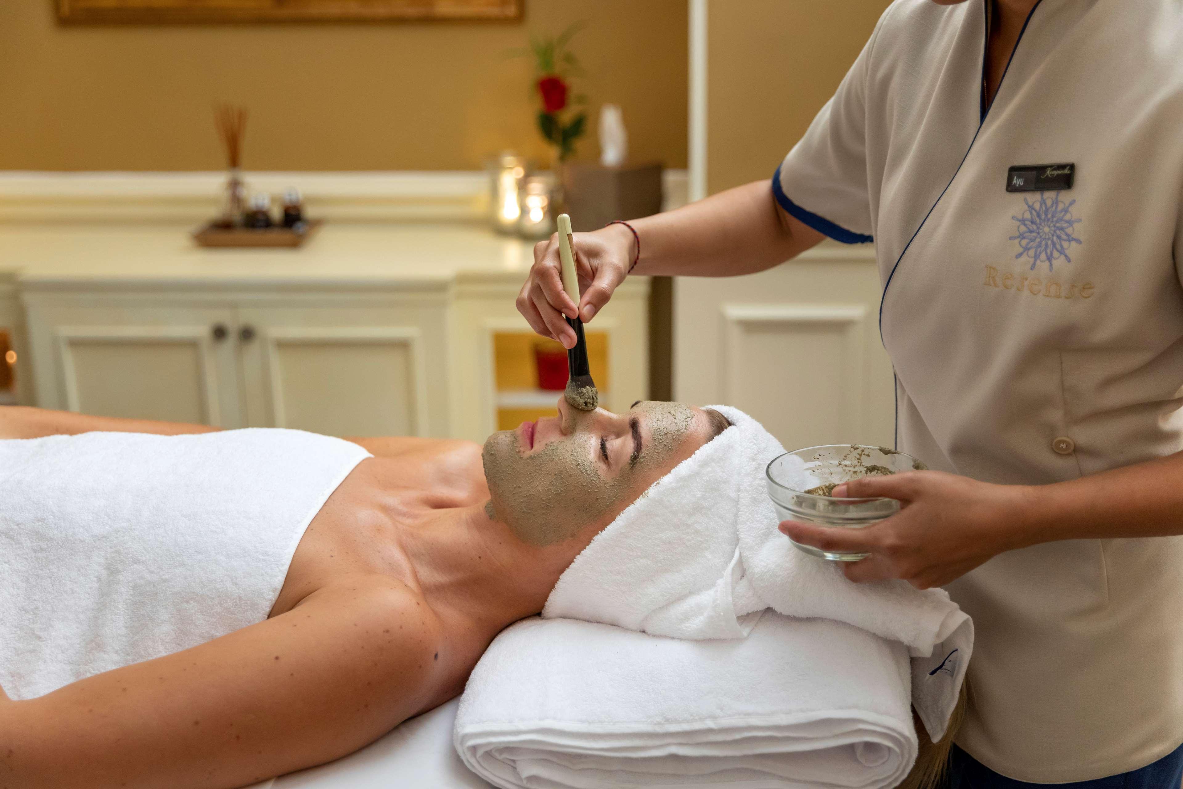 Royal Maxim Palace Kempinski Kairo Eksteriør bilde A man receiving a facial treatment