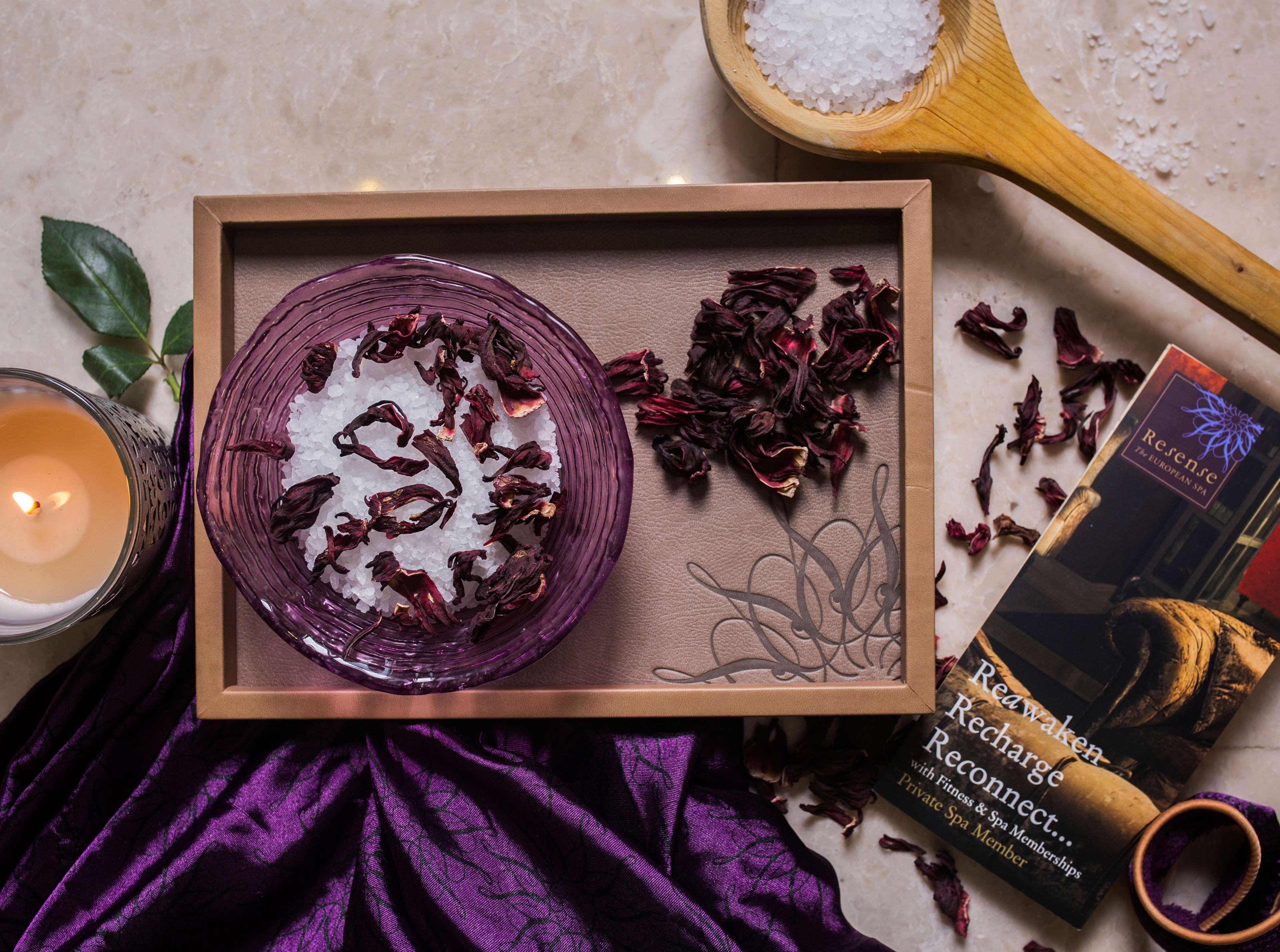 Royal Maxim Palace Kempinski Kairo Eksteriør bilde A spa tray with a candle, bath salts, and a book