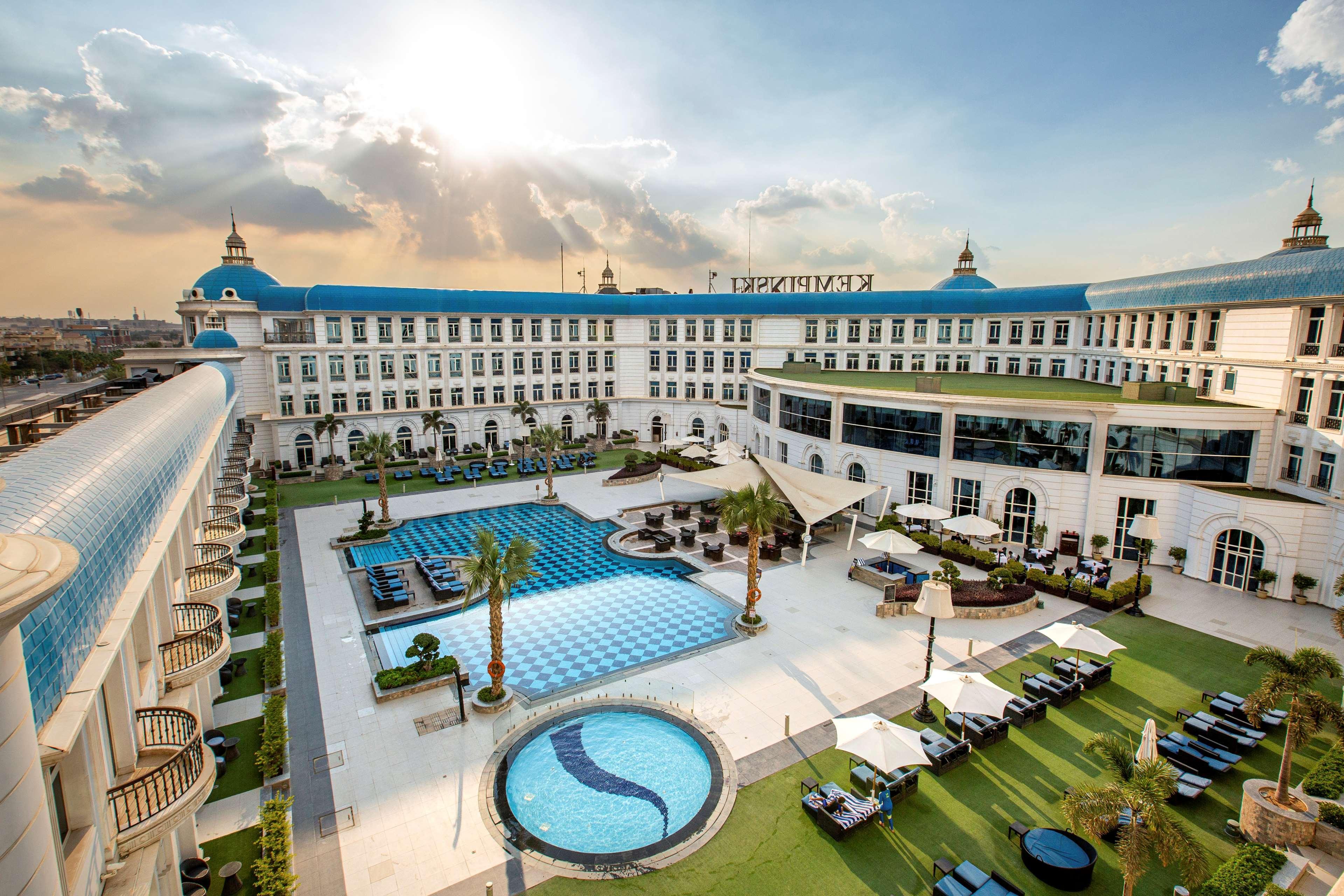Royal Maxim Palace Kempinski Kairo Eksteriør bilde The hotel's courtyard