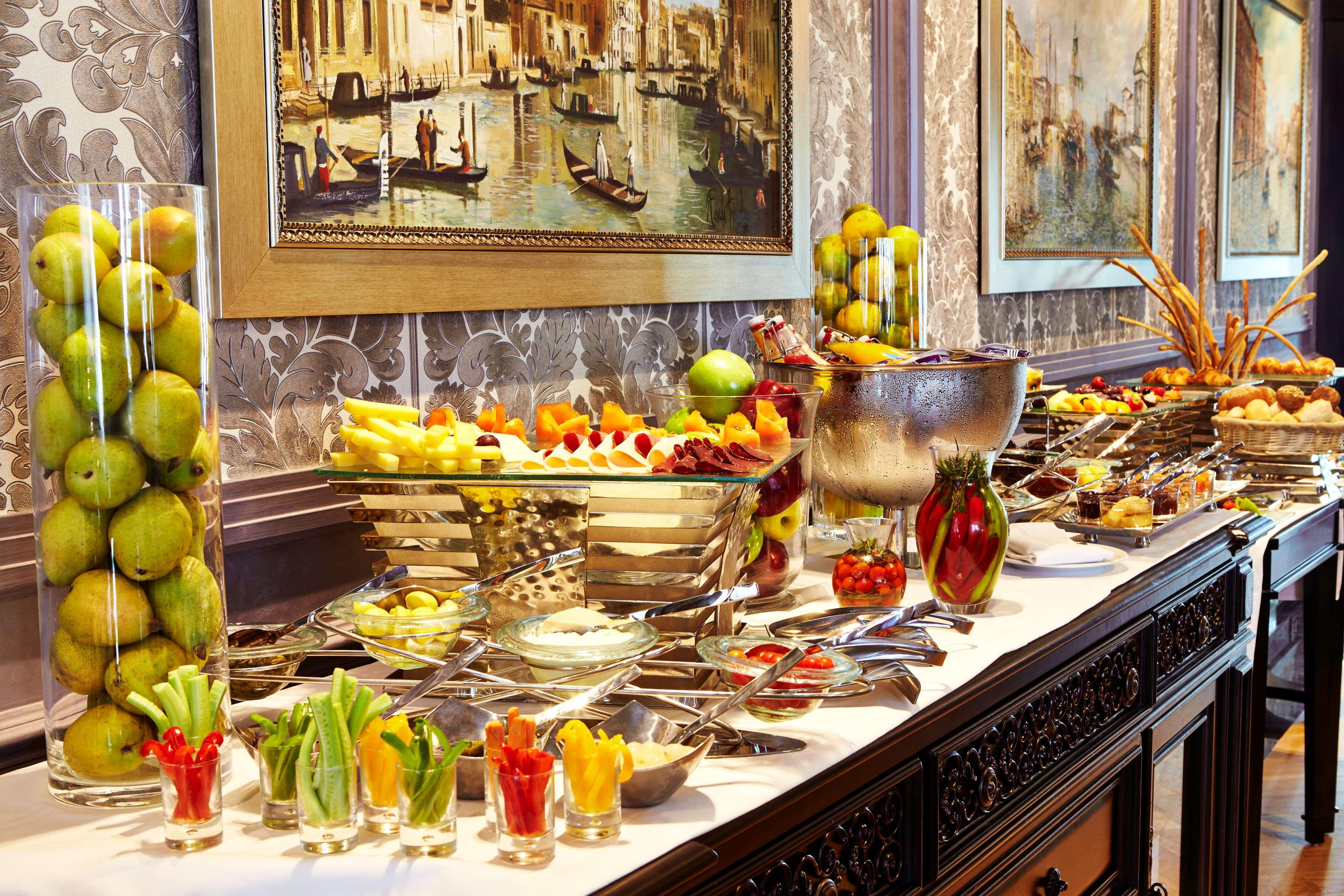 Royal Maxim Palace Kempinski Kairo Eksteriør bilde A buffet at a hotel