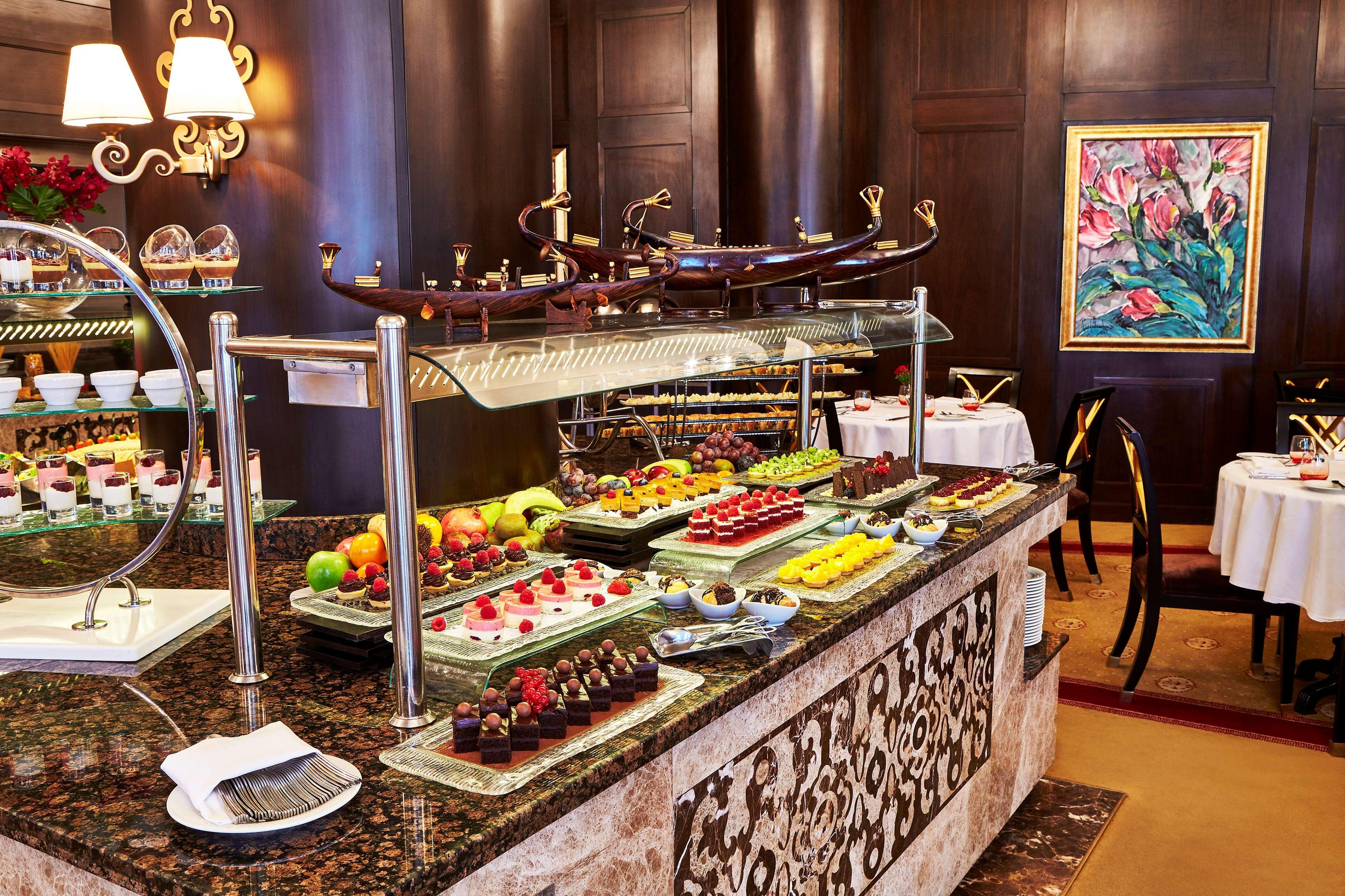 Royal Maxim Palace Kempinski Kairo Eksteriør bilde A buffet at a hotel