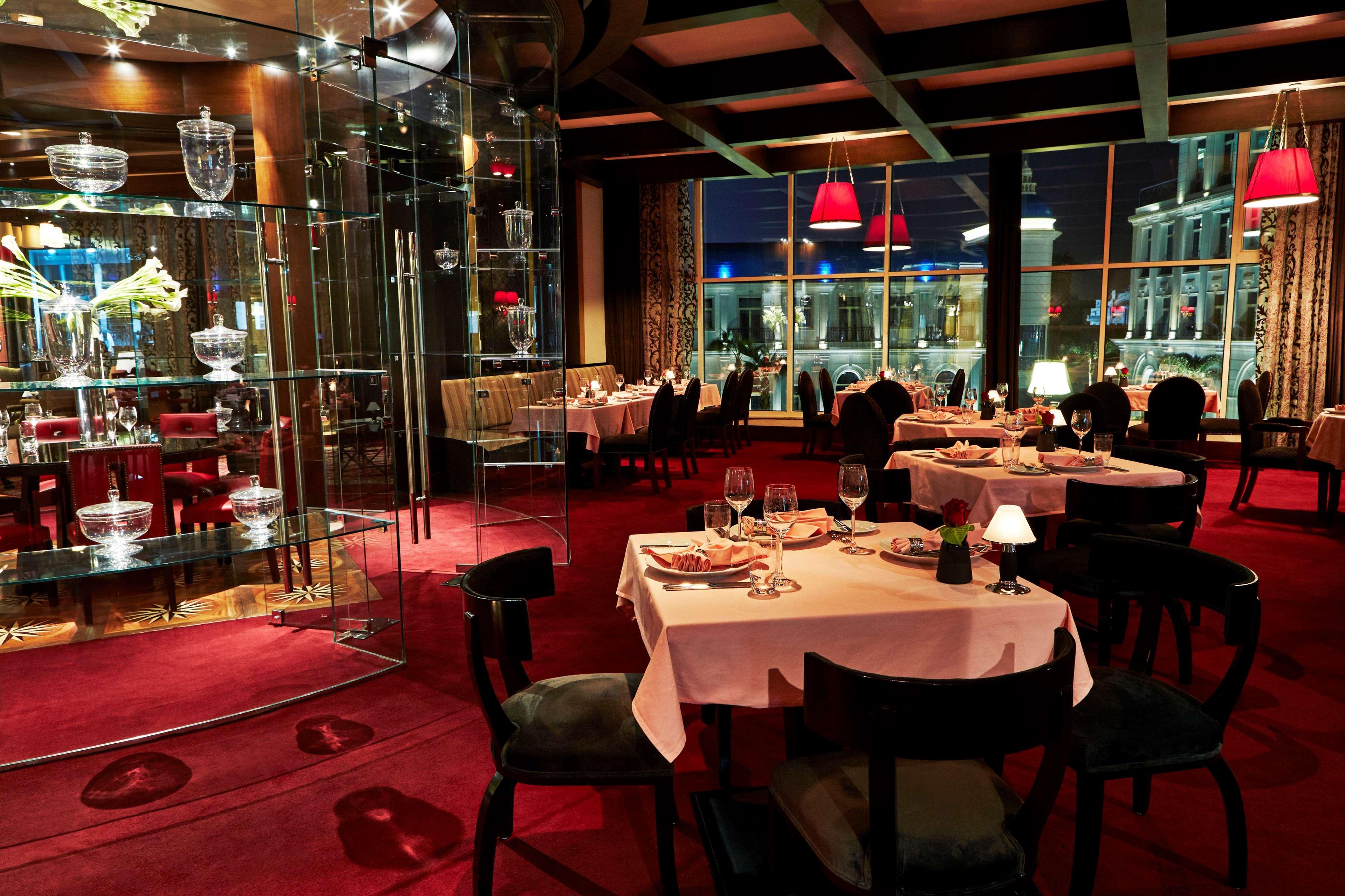 Royal Maxim Palace Kempinski Kairo Eksteriør bilde Interior of the restaurant in 2016