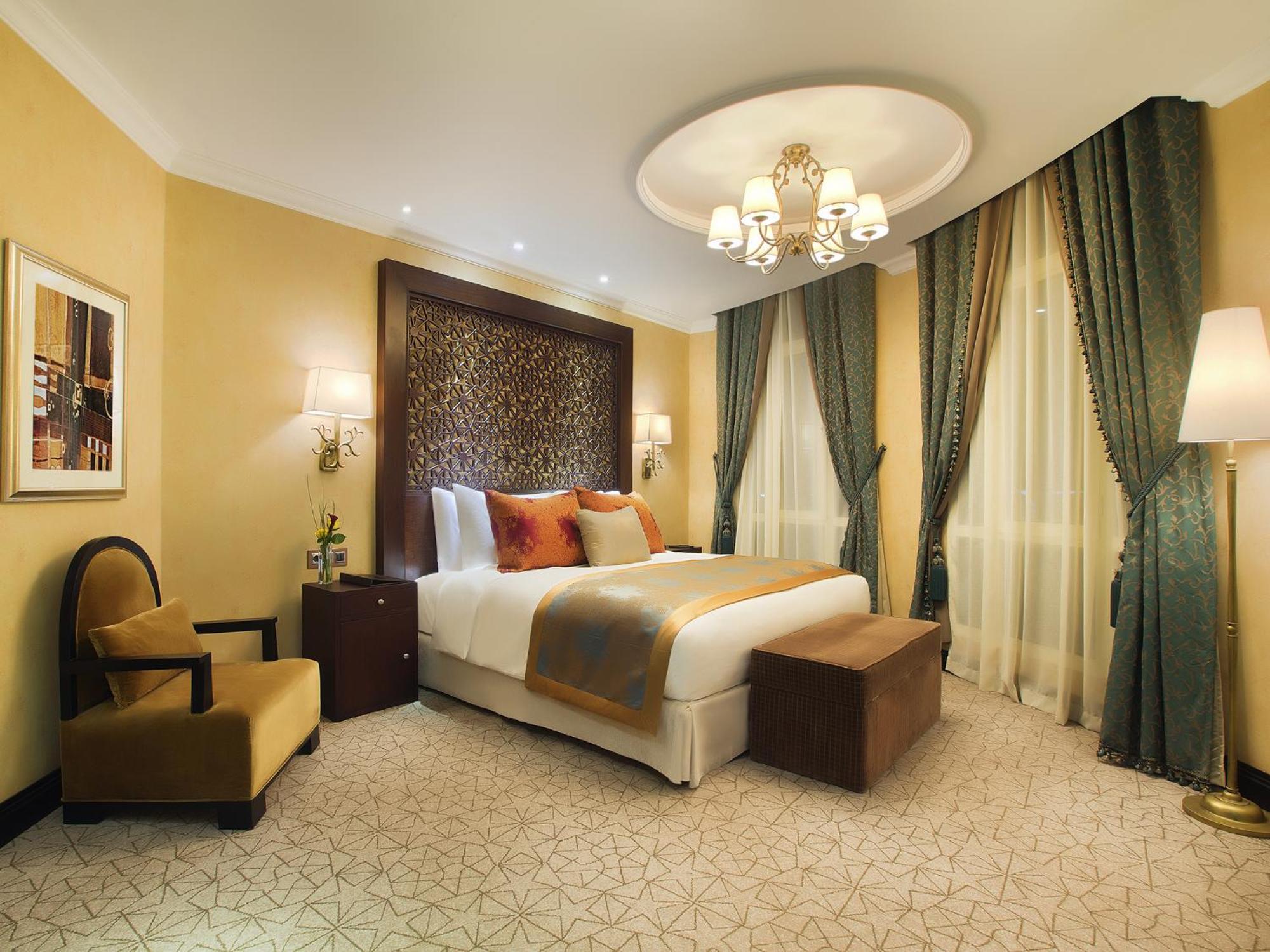 Royal Maxim Palace Kempinski Kairo Rom bilde A bedroom at the Jumeirah Emirates Towers Hotel
